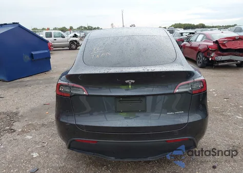 2024 Tesla Model Y Long Range Dual Motor All-Wheel Drive z USA, uszkodzony, nr VIN 7SAYGDEE9RA275956